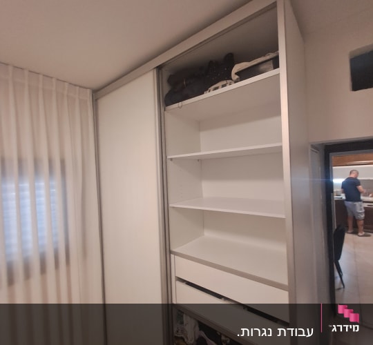 ארון בגדים עם מדפים ודלתות הזזה